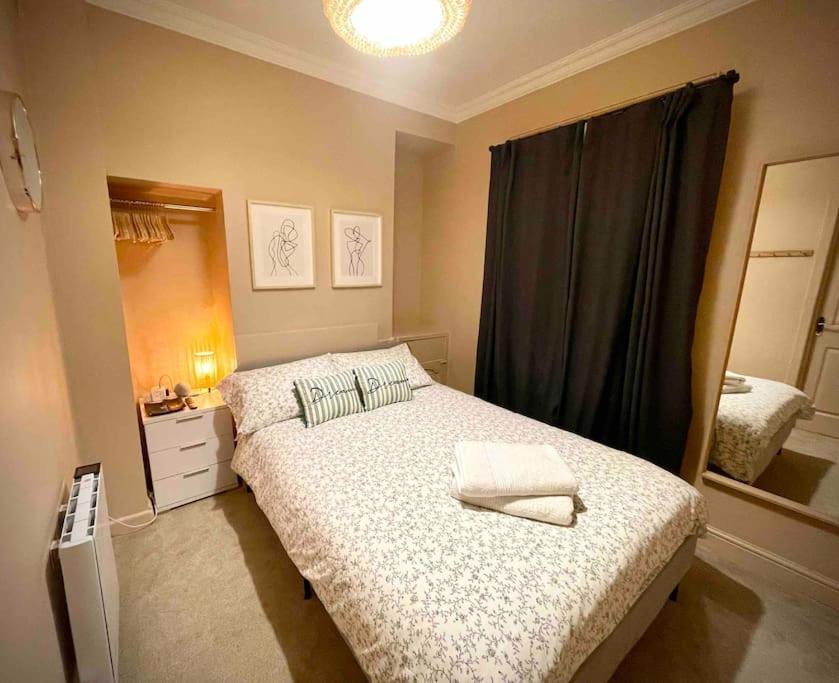 Newly Refurbished, Central Apartment With Permit Parking Bath Exterior photo