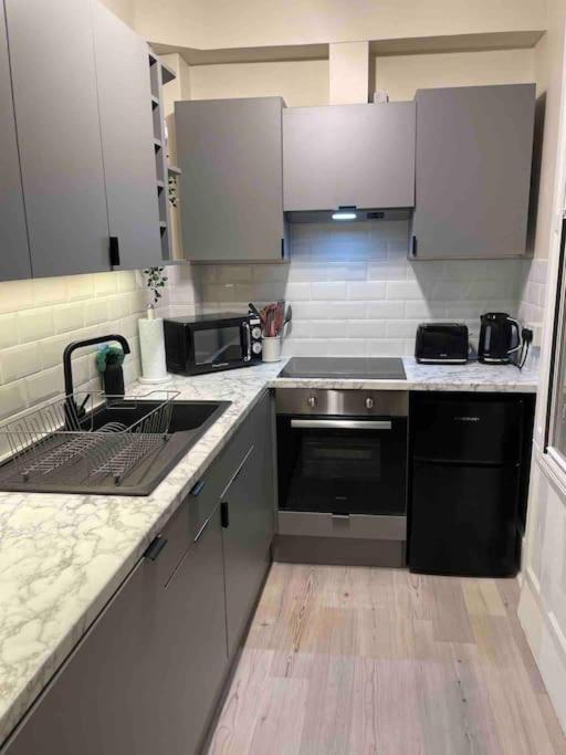 Newly Refurbished, Central Apartment With Permit Parking Bath Exterior photo